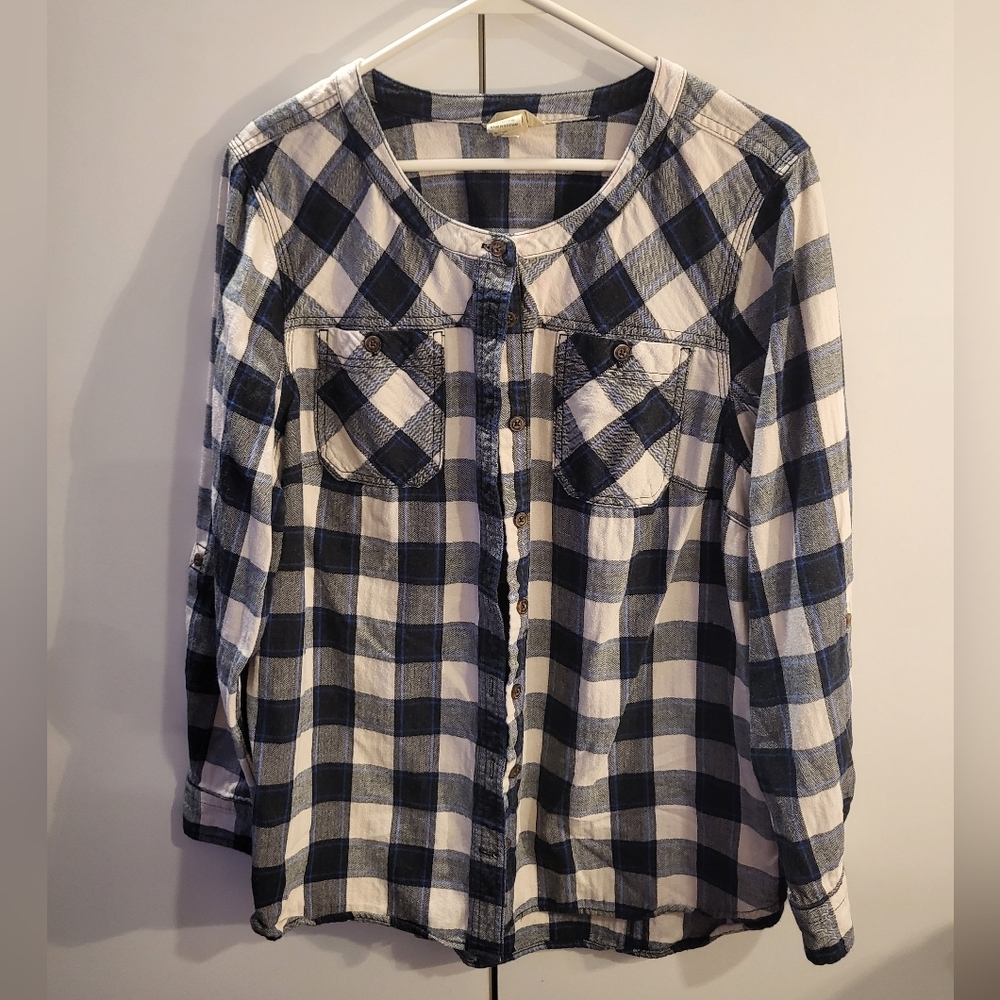Duluth Trading button front cotton top, long sleeve roll tab, black cream blue